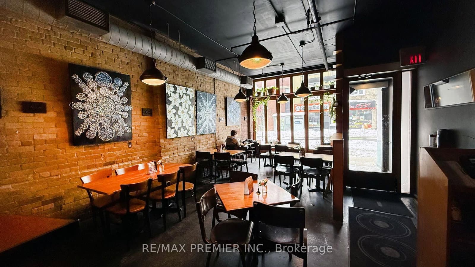 563 Bloor Street W - Image 4