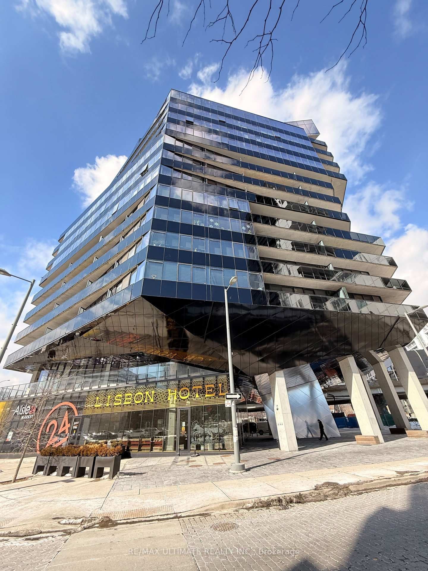 19 Lawren Harris Square - Image 3