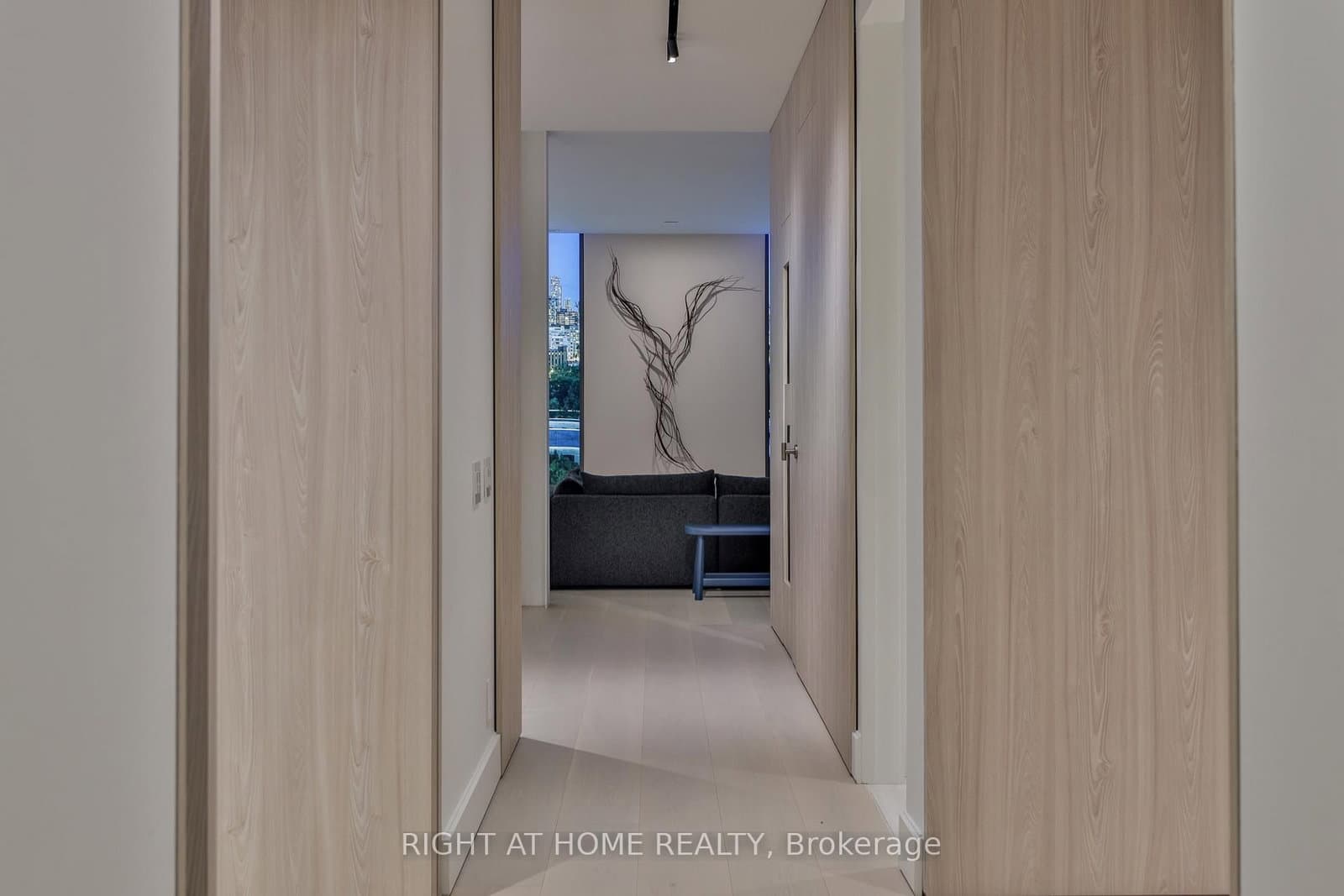 1 Roxborough Street W, Unit 403 - Image 3