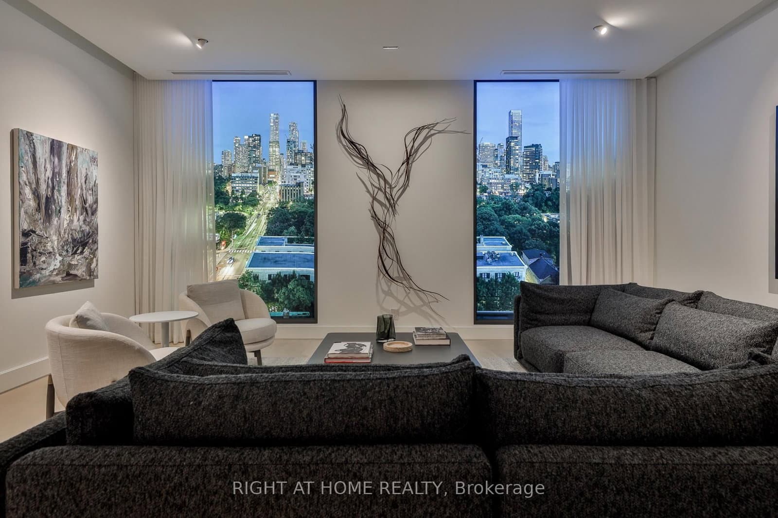 1 Roxborough Street W, Unit 403 - Image 4