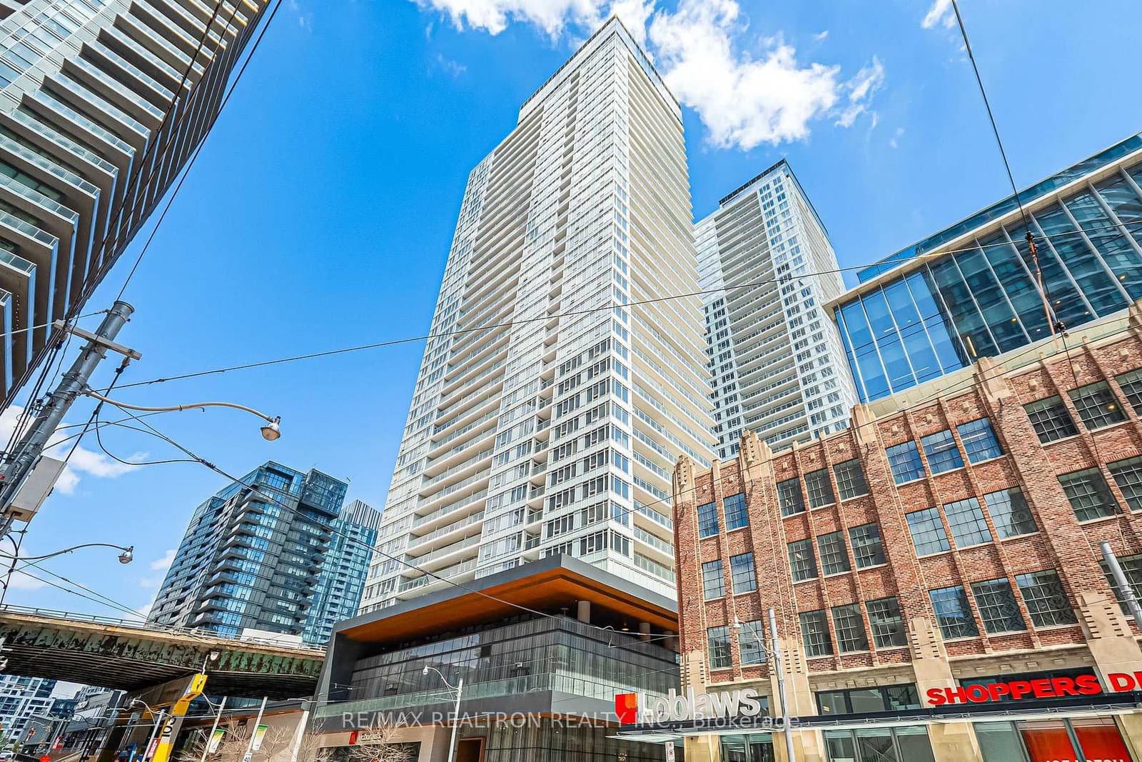 #811 - 19 Bathurst Street