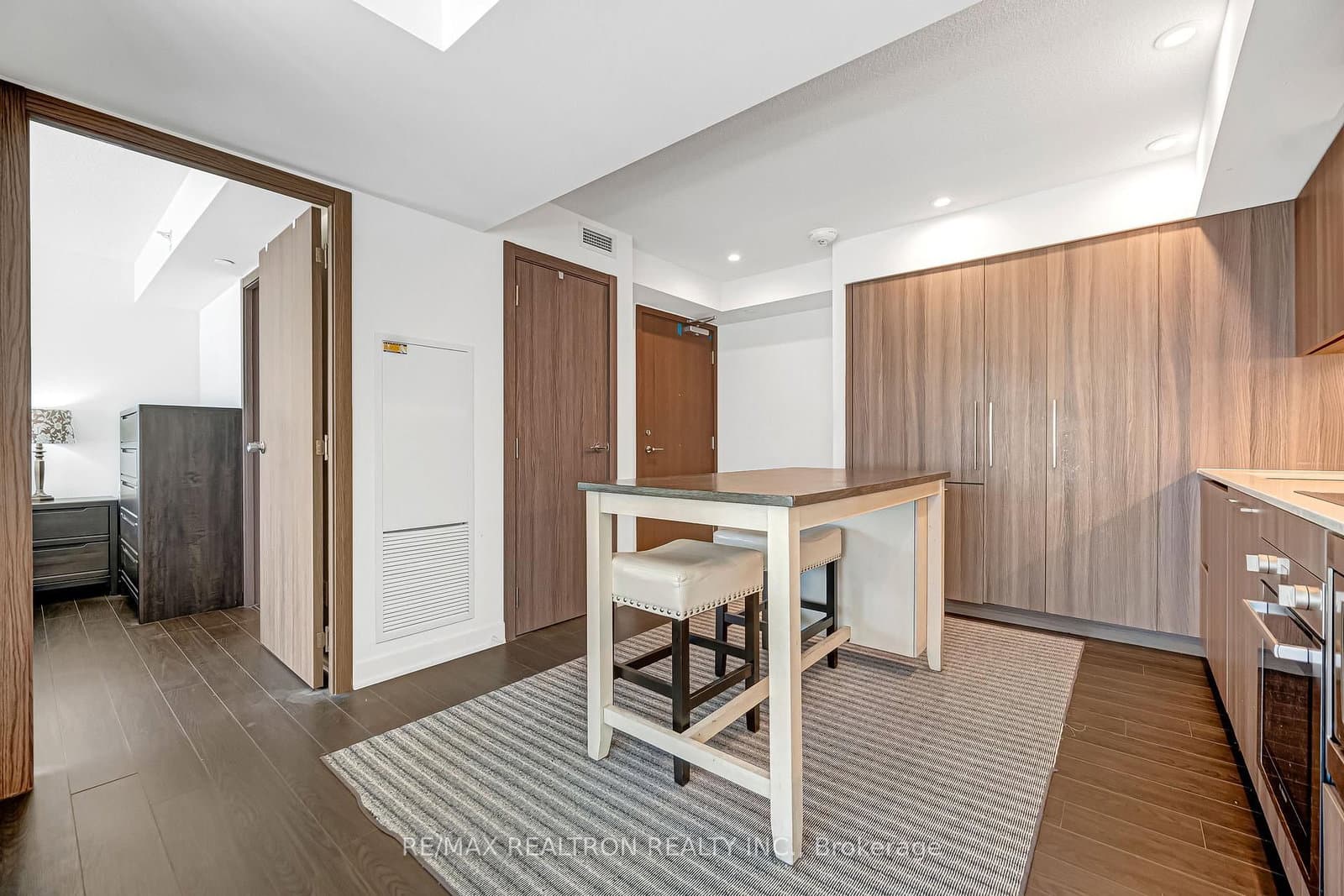 19 Bathurst Street, Unit 811 - Image 4