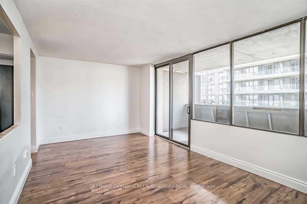720 Spadina Avenue, Unit 1011 - Image 4