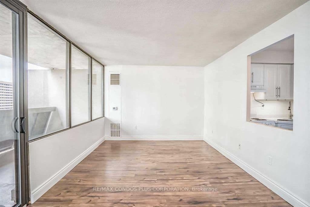 720 Spadina Avenue, Unit 1011 - Image 6