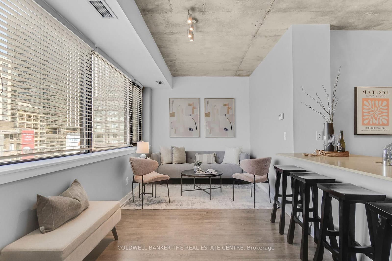 400 Wellington Street W, Unit 802 - Image 1