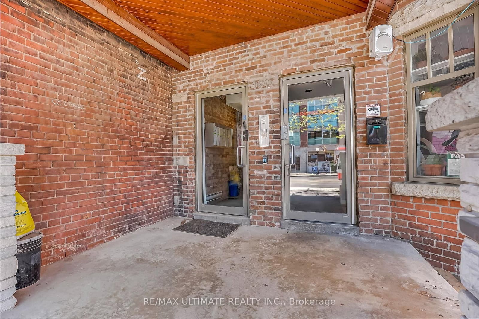 460 College Street - Image 2