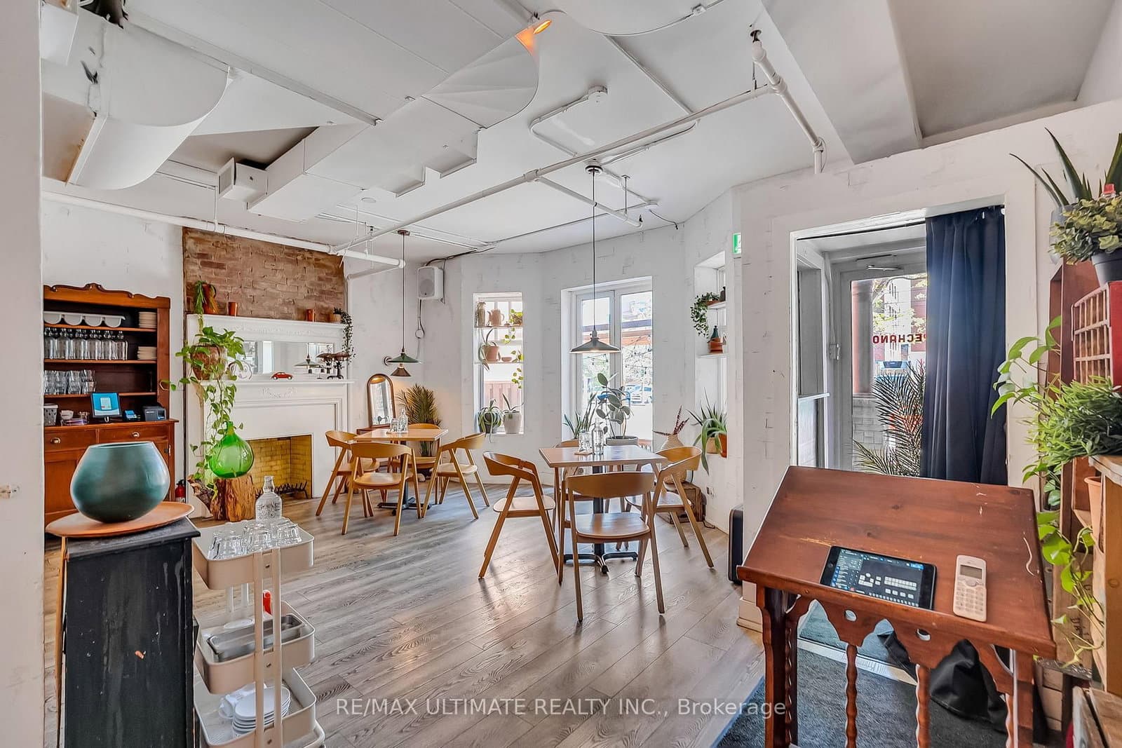 460 College Street - Image 3