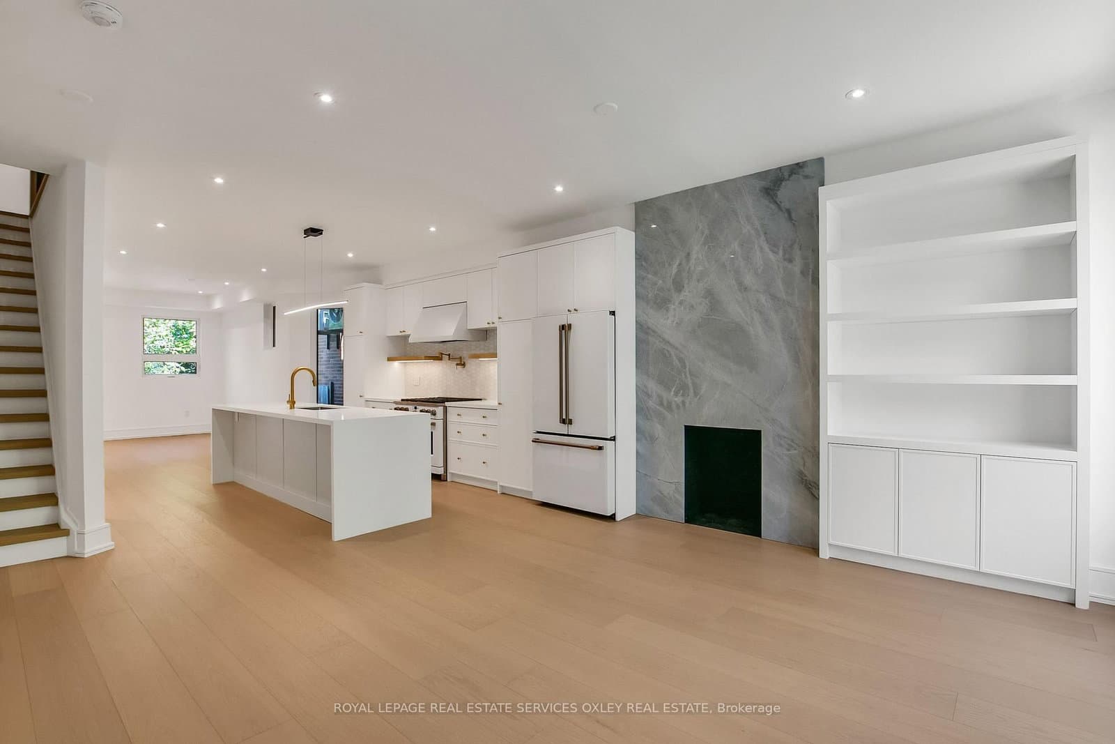 195 Albany Avenue - Image 2