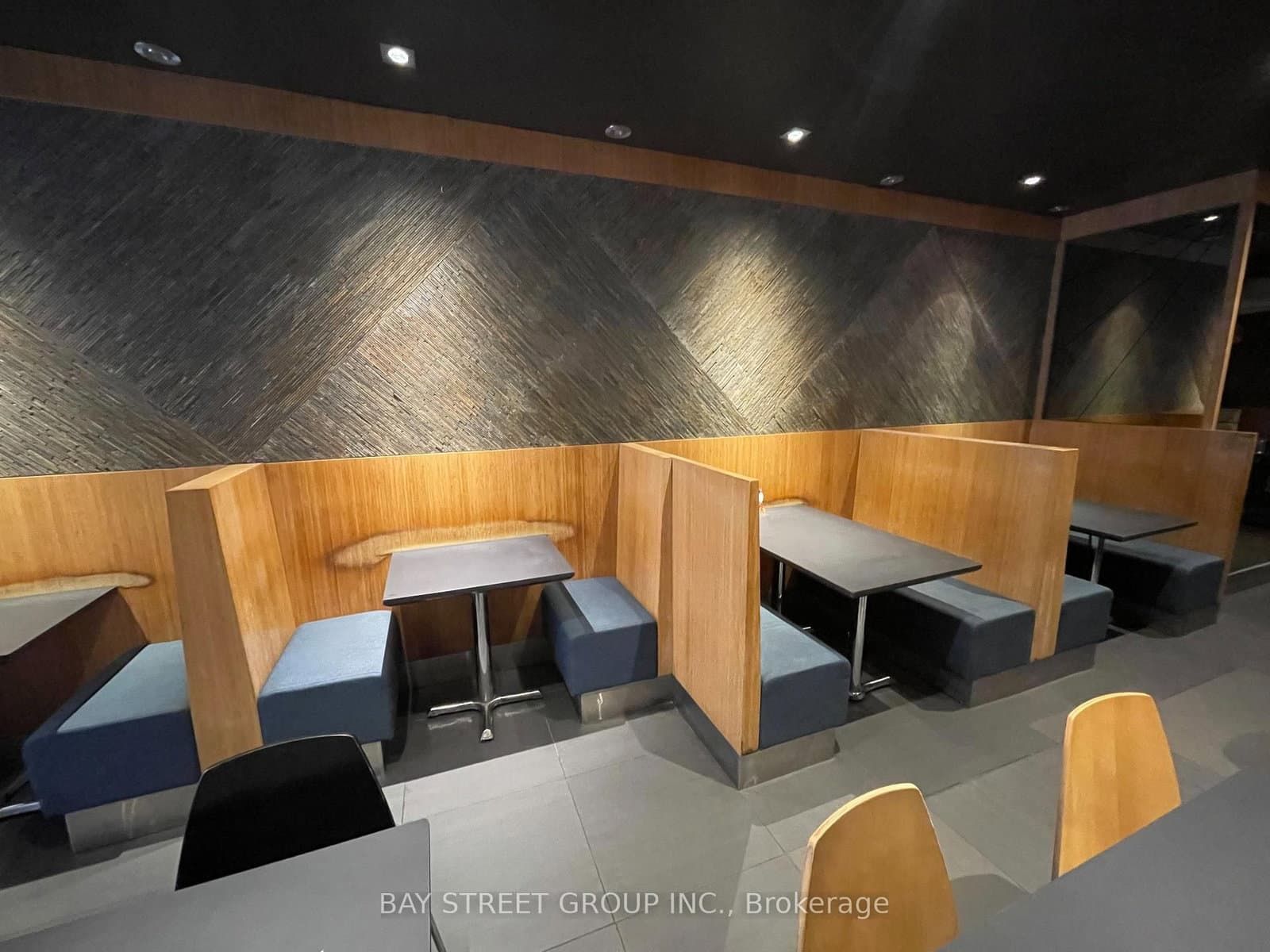 650 YONGE Street - Image 2