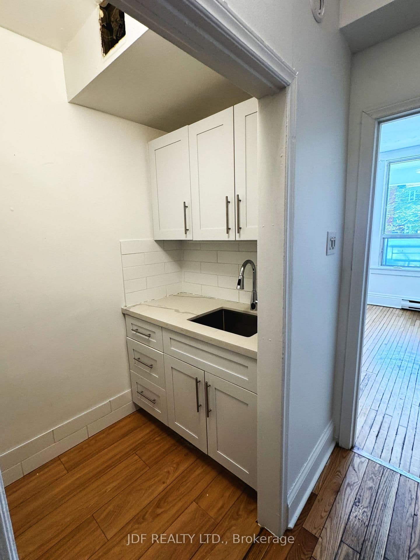 383 Lansdowne Avenue, Unit Main Floor - Image 4