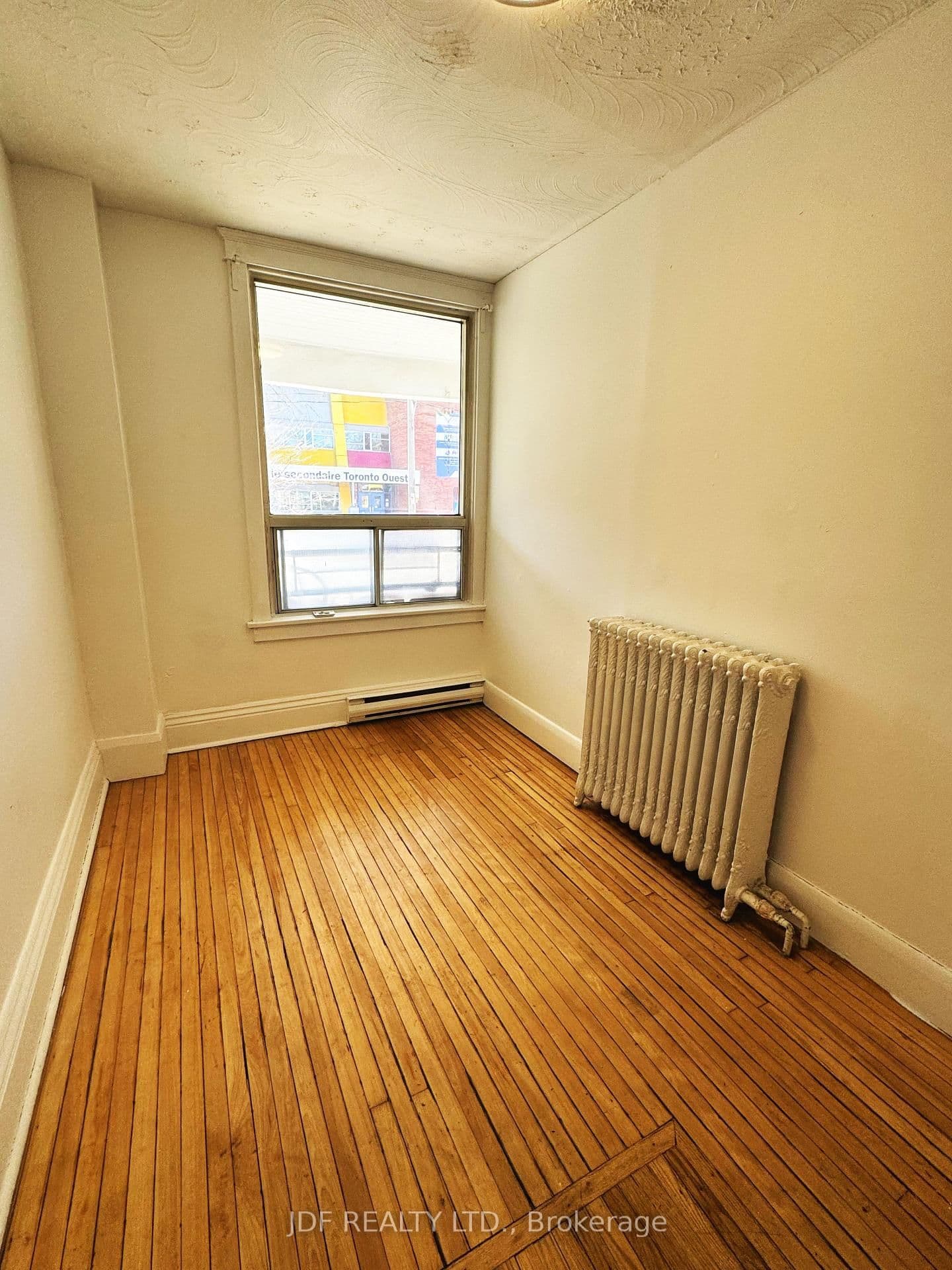 383 Lansdowne Avenue, Unit Main Floor - Image 6