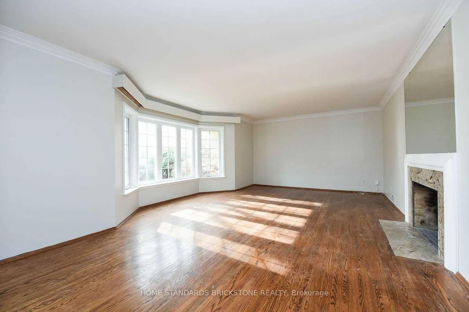 90 Centre Avenue N - Image 4