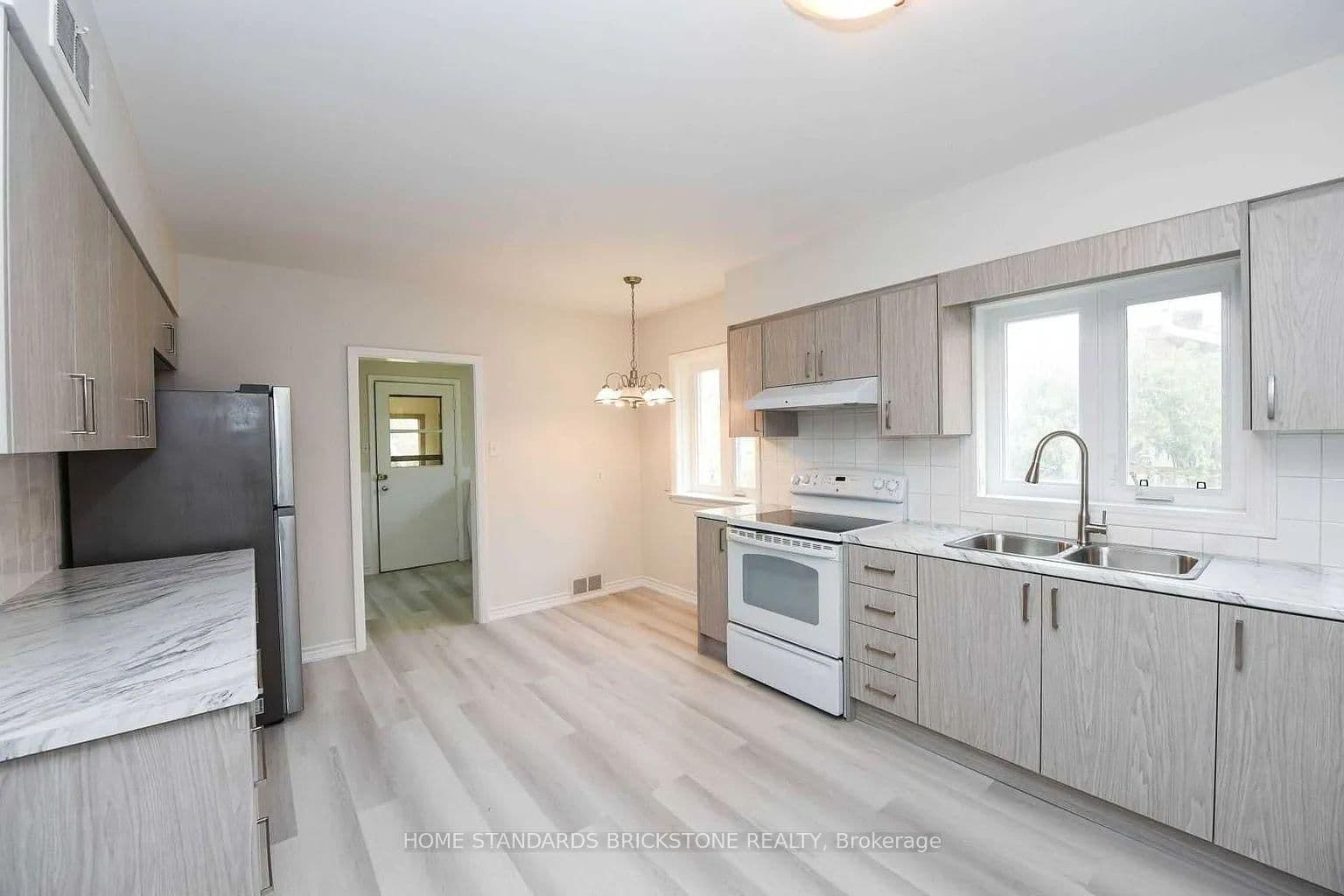 90 Centre Avenue N - Image 6