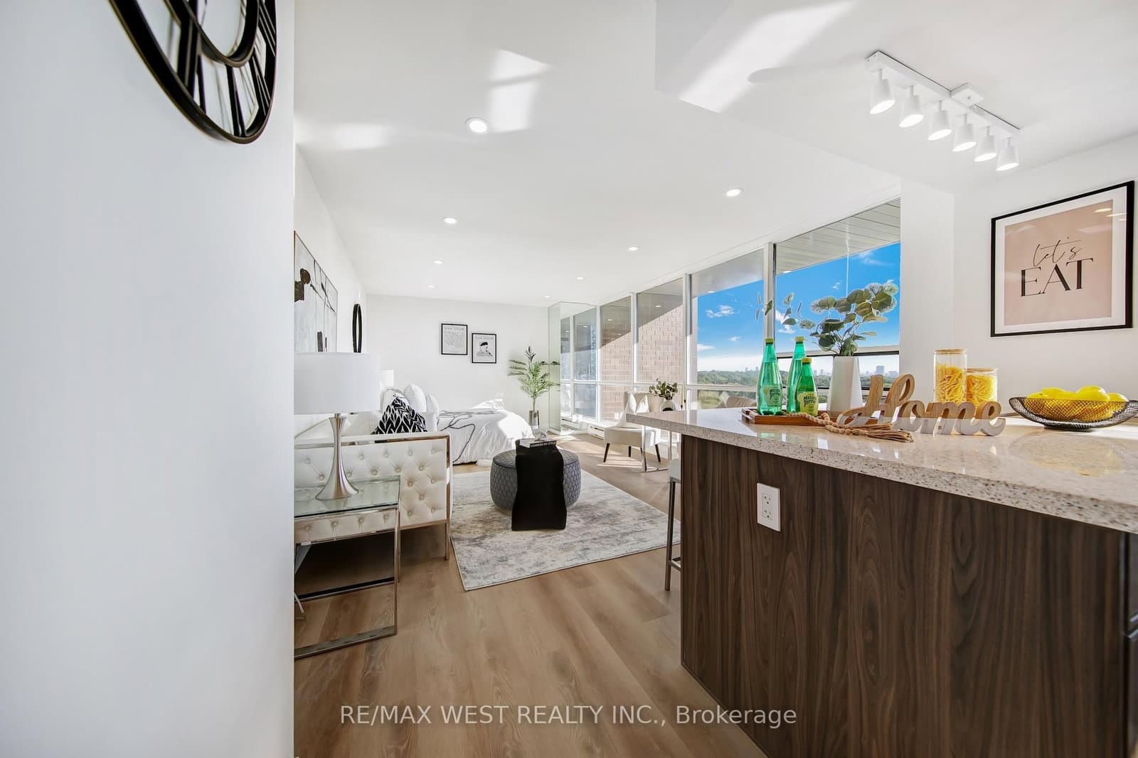 914 Yonge Street, Unit 1202 - Image 2