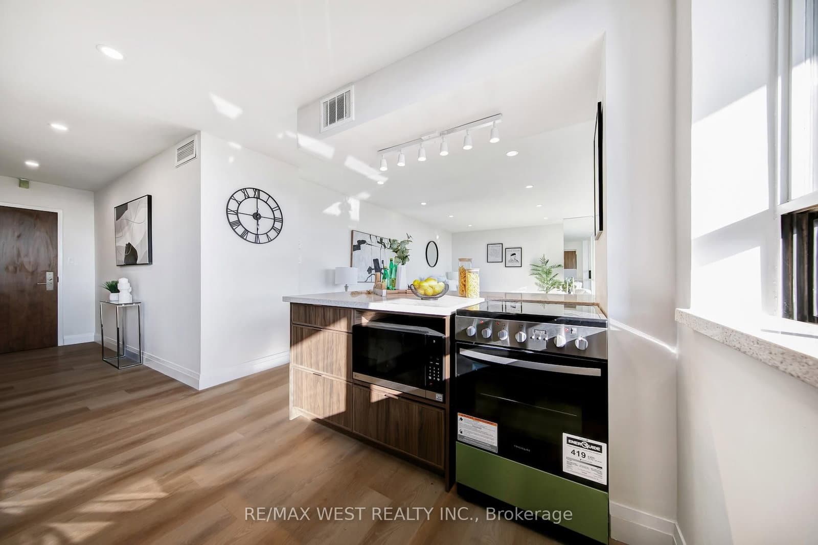 914 Yonge Street, Unit 1202 - Image 6