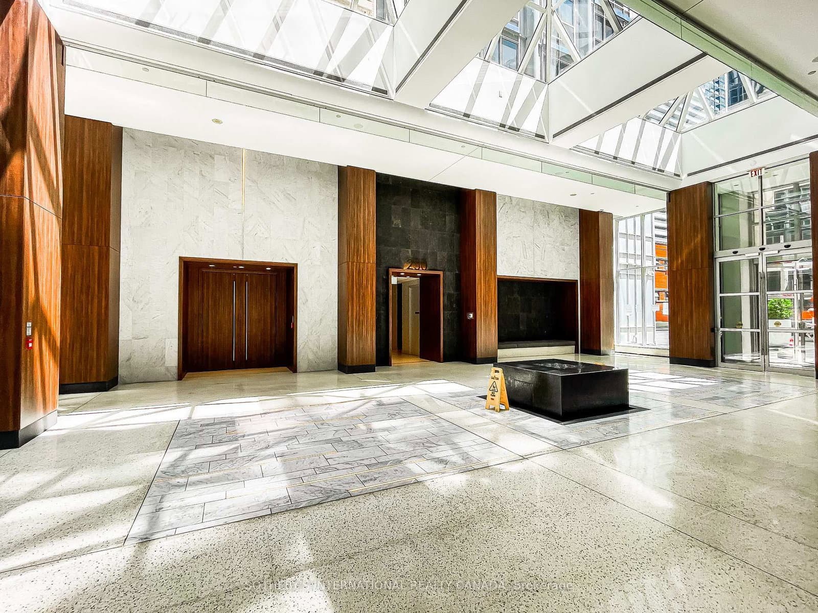 270 Wellington Street W, Unit 1005 - Image 5
