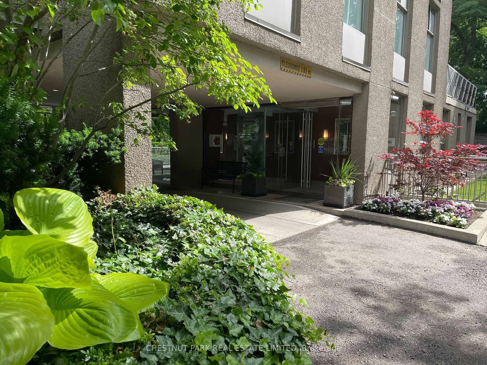 #8 - 423 Avenue Road