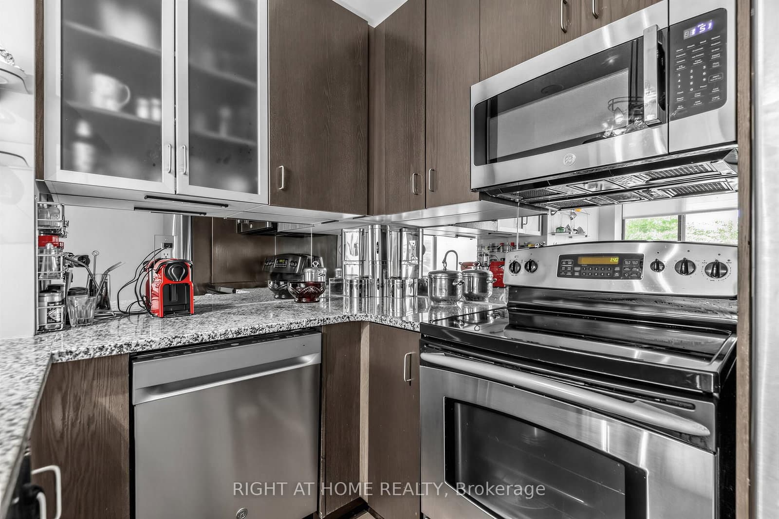 18 Yorkville Avenue, Unit 305 - Image 6