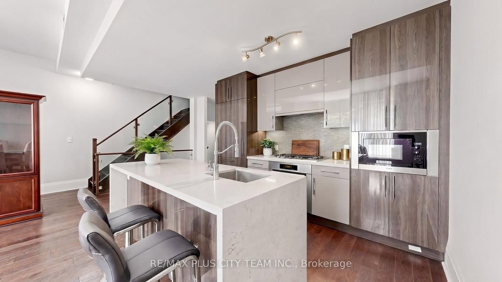 29 Queens Quay E, Unit TH122 - Image 4