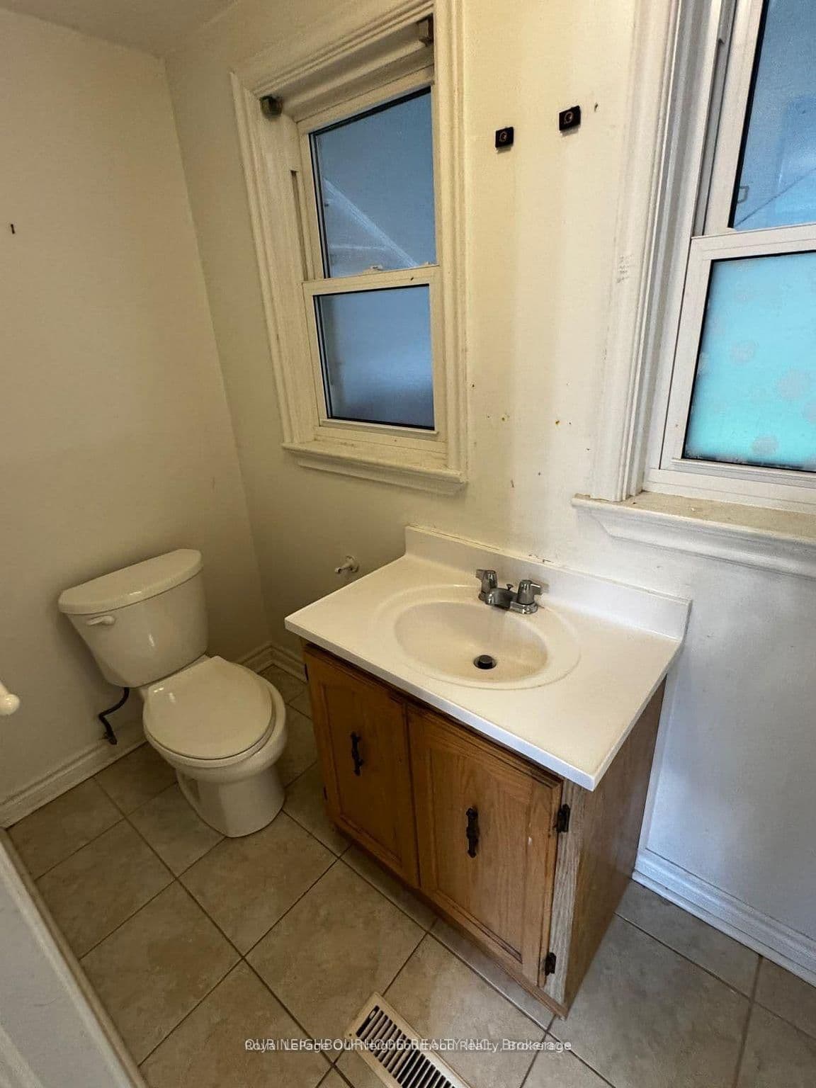 105 Poyntz Avenue, Unit Upper - Image 1