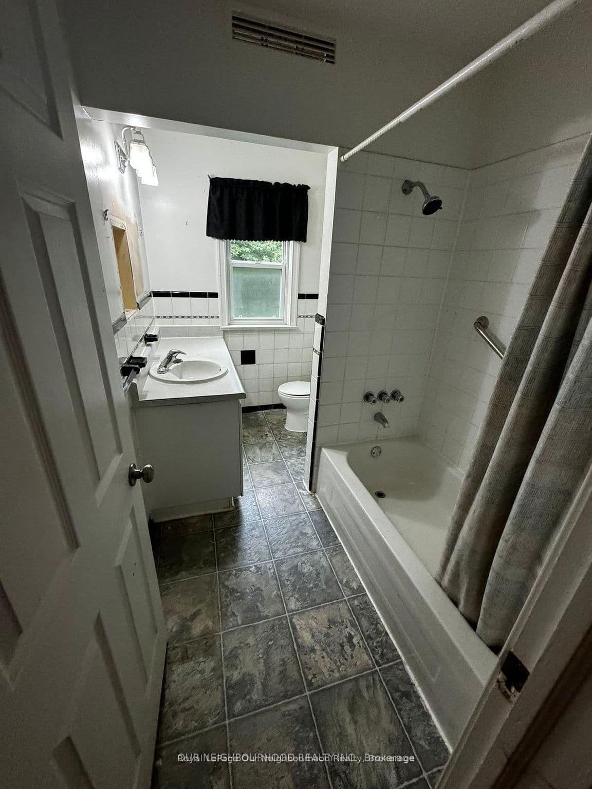 105 Poyntz Avenue, Unit Upper - Image 5