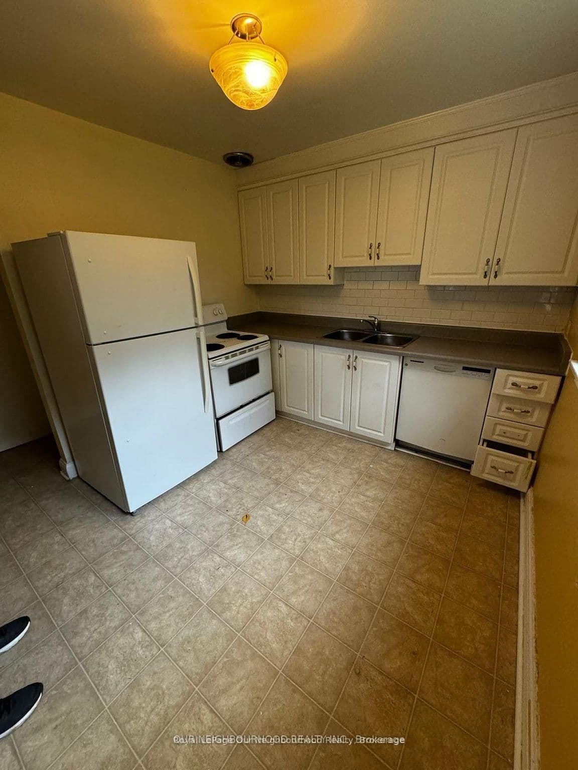 105 Poyntz Avenue, Unit Upper - Image 6