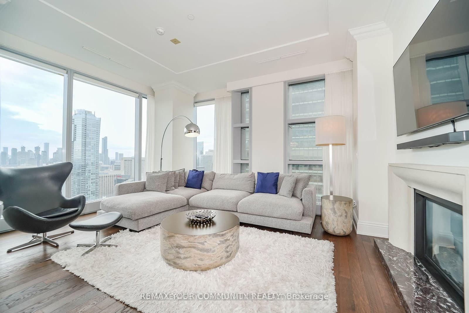 183 Wellington Street W, Unit 3903 - Image 4