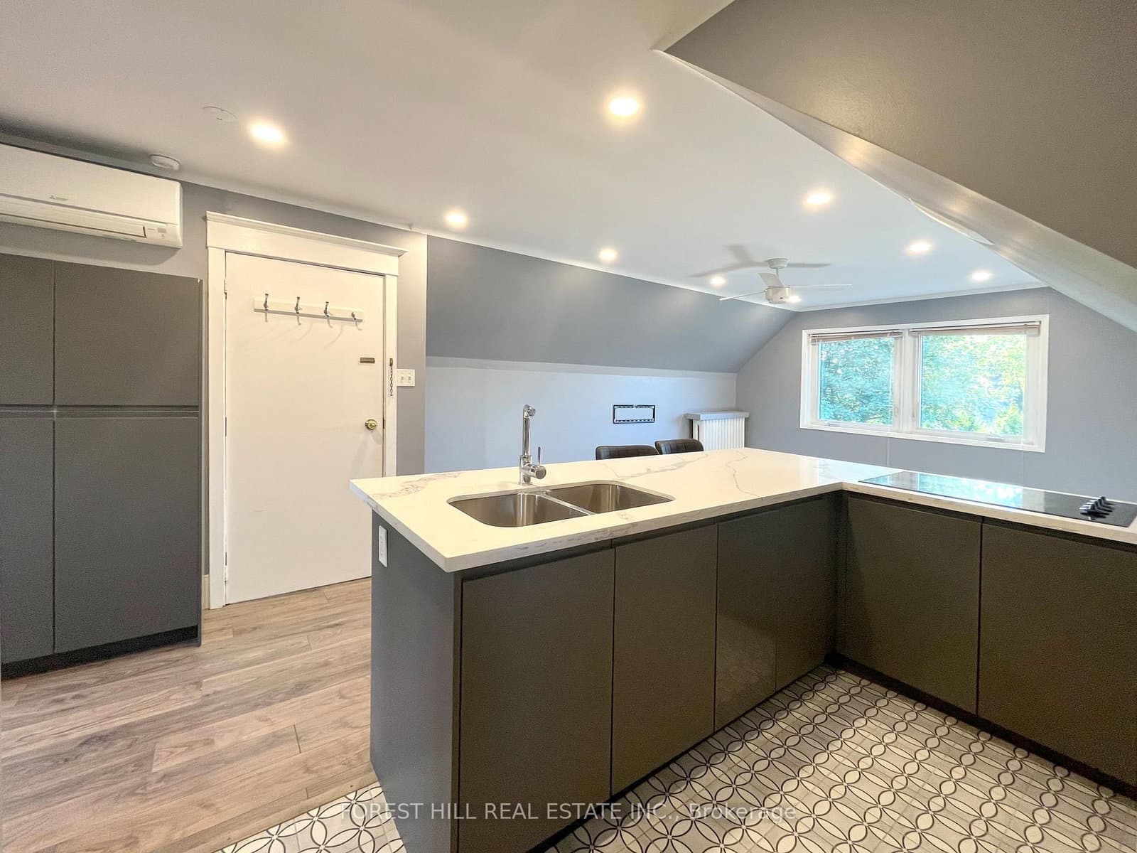 303 Lonsdale Road, Unit 3rd - Image 6