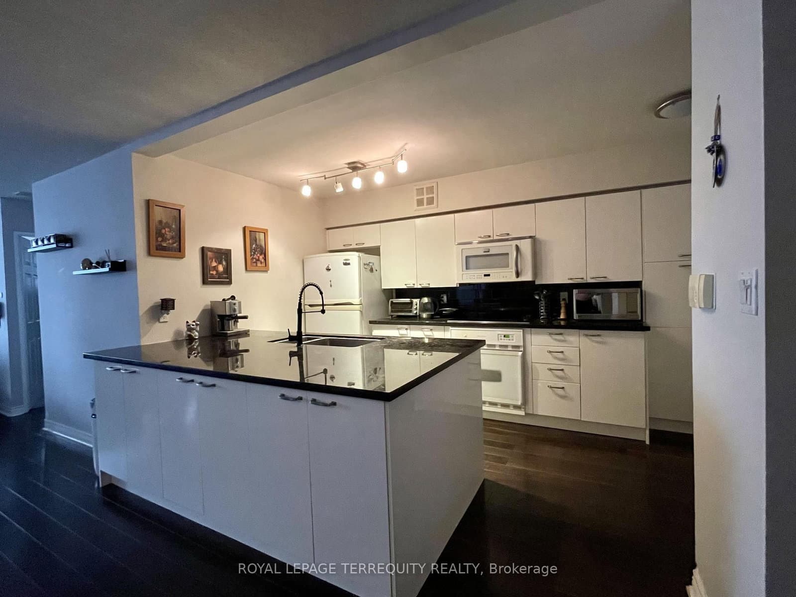 30 Greenfield Avenue, Unit 1009 - Image 2
