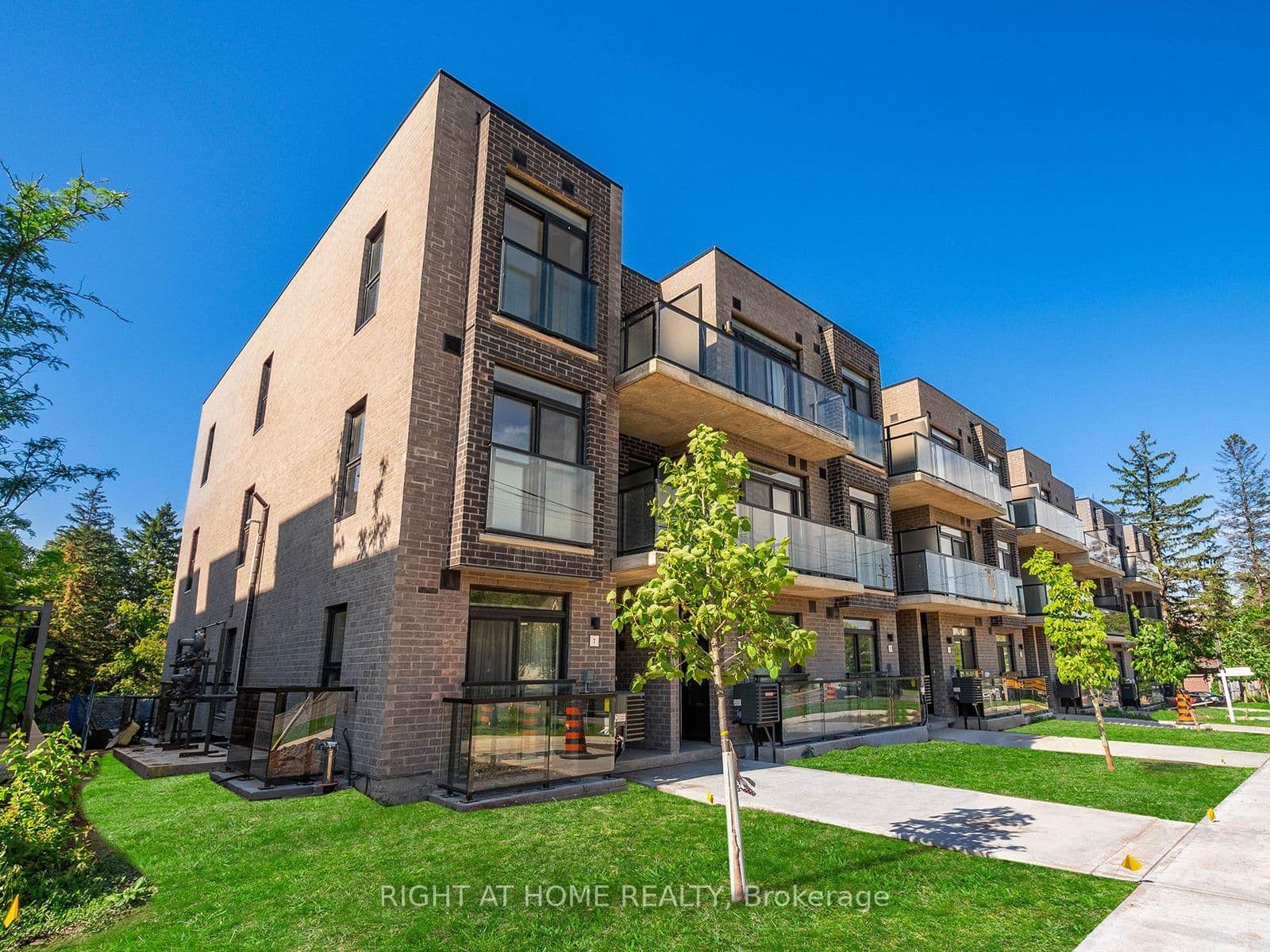 260 Finch Avenue E, Unit 4