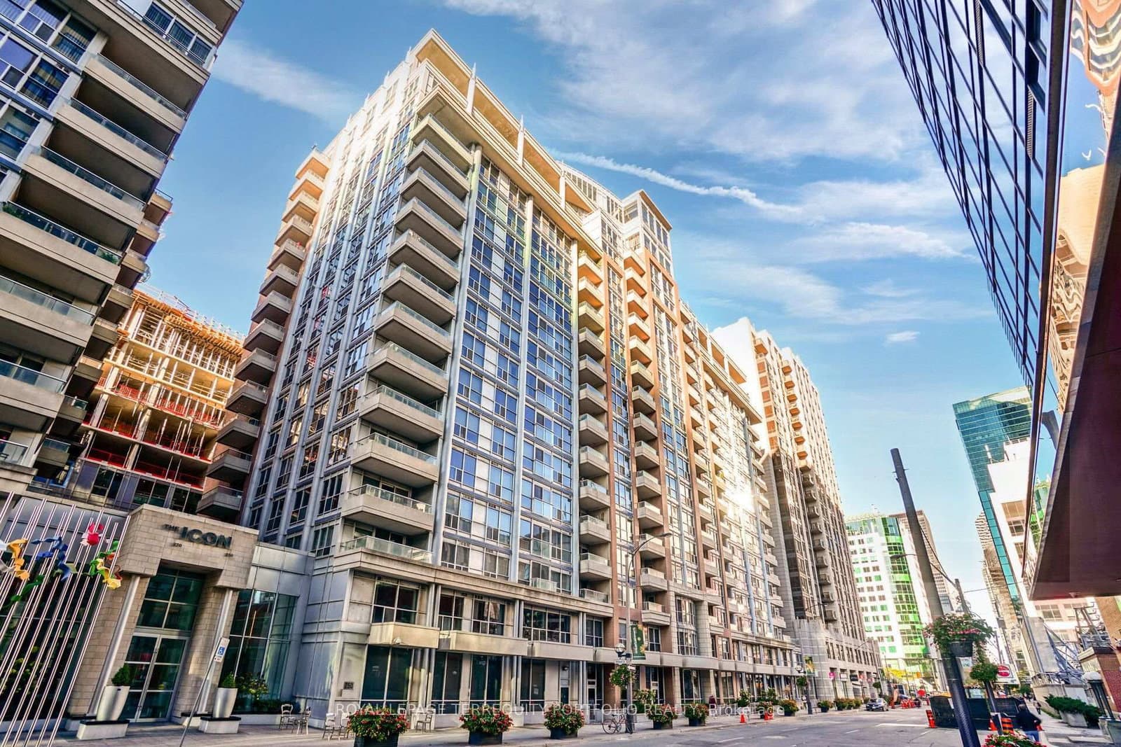 #635 - 250 Wellington Street W