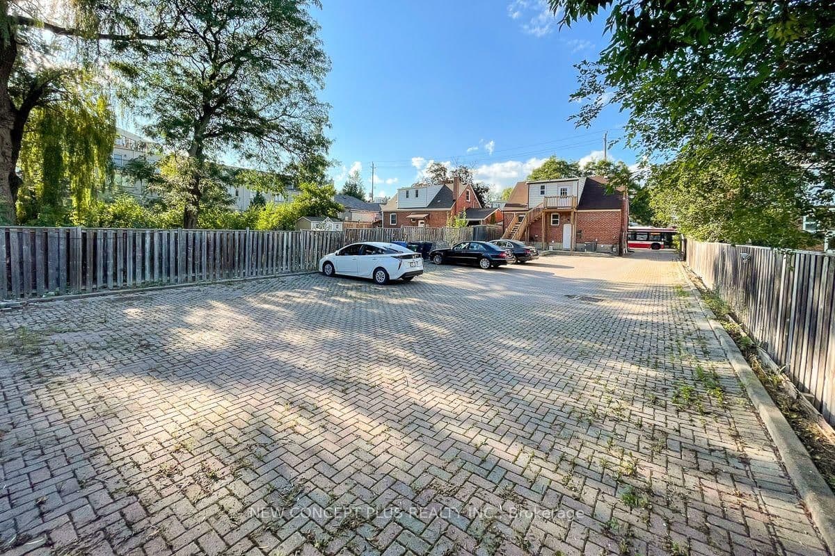 93 Finch Avenue E - Image 2