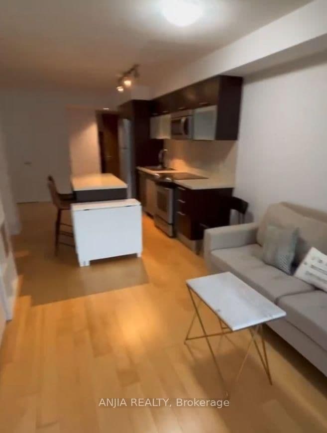 386 Yonge Street, Unit 817 - Image 4