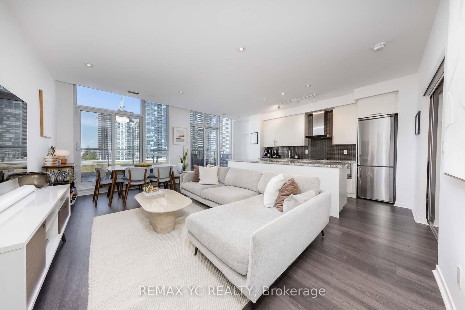 #PH09 - 352 Front Street W