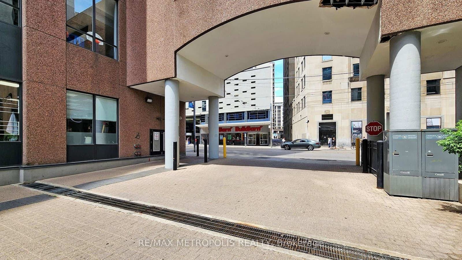 7 Carlton Street, Unit 904 - Image 2