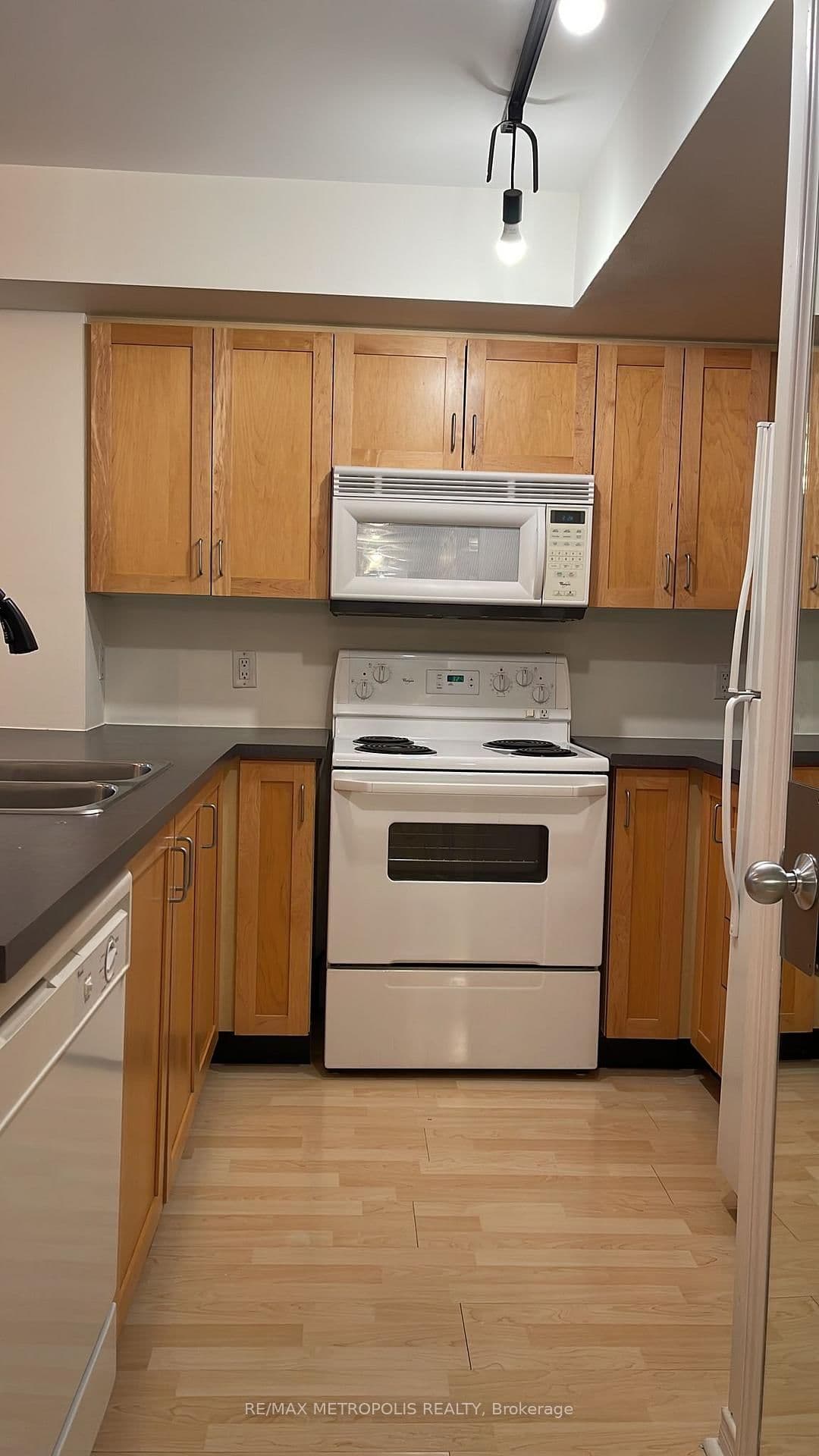 208 Niagara Street, Unit Th27 - Image 6