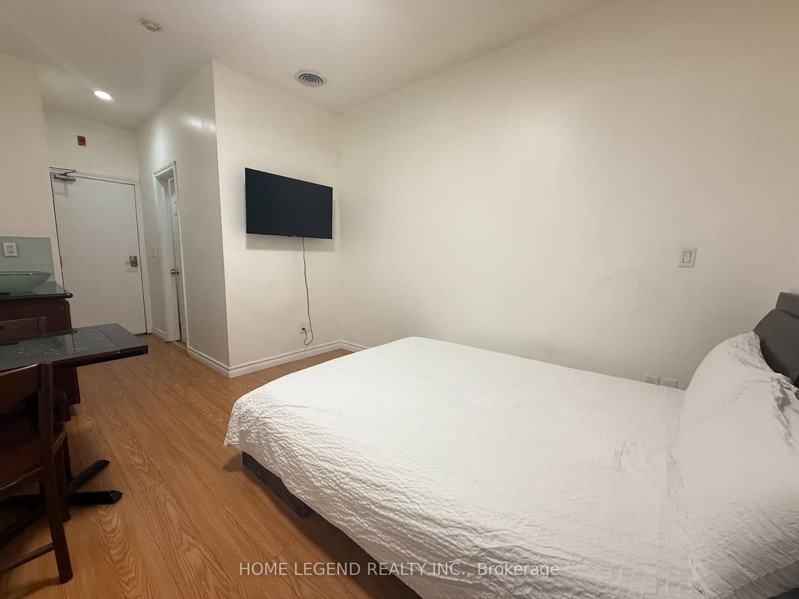 374 College Street - Image 4