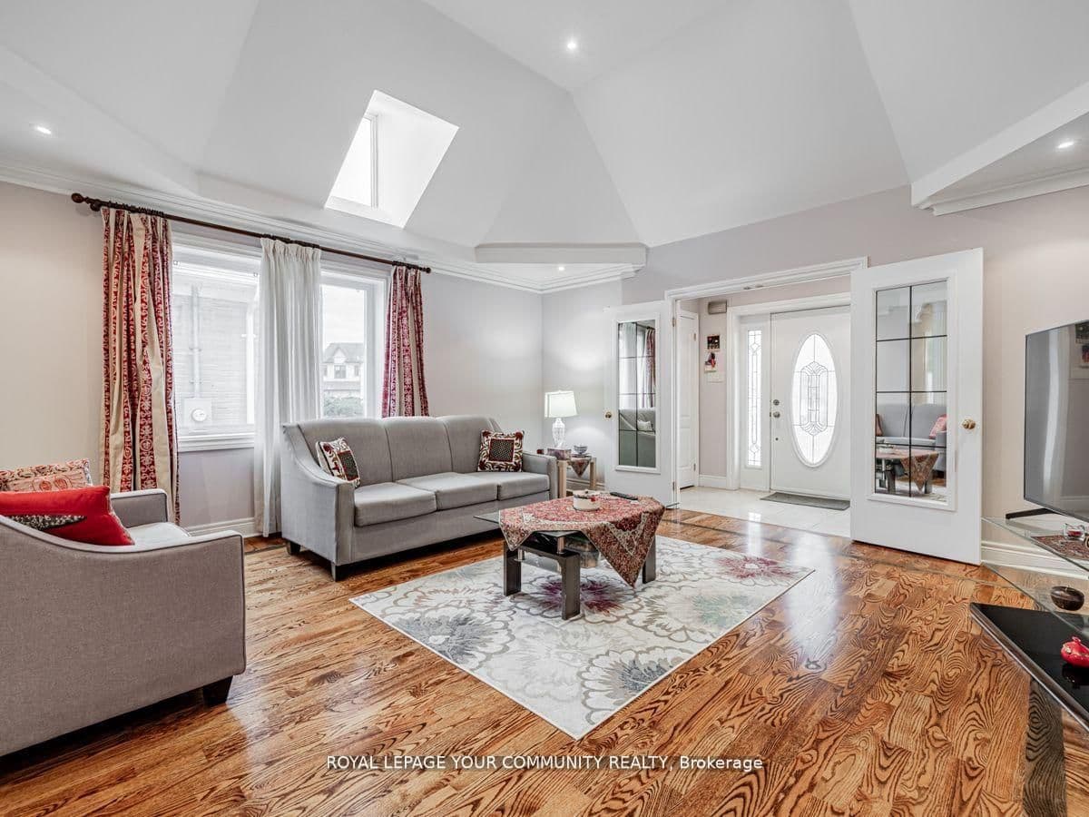 9 Robson Place E - Image 5