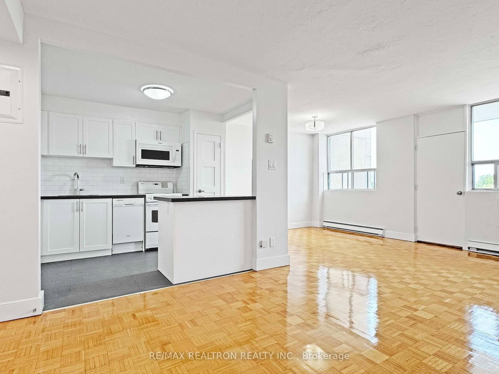 525 Eglinton Avenue E, Unit 903 - Image 2
