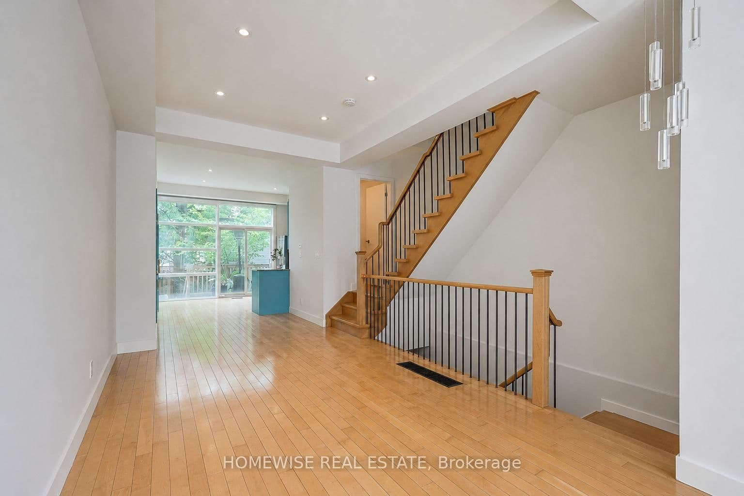 476 E King Street E - Image 5