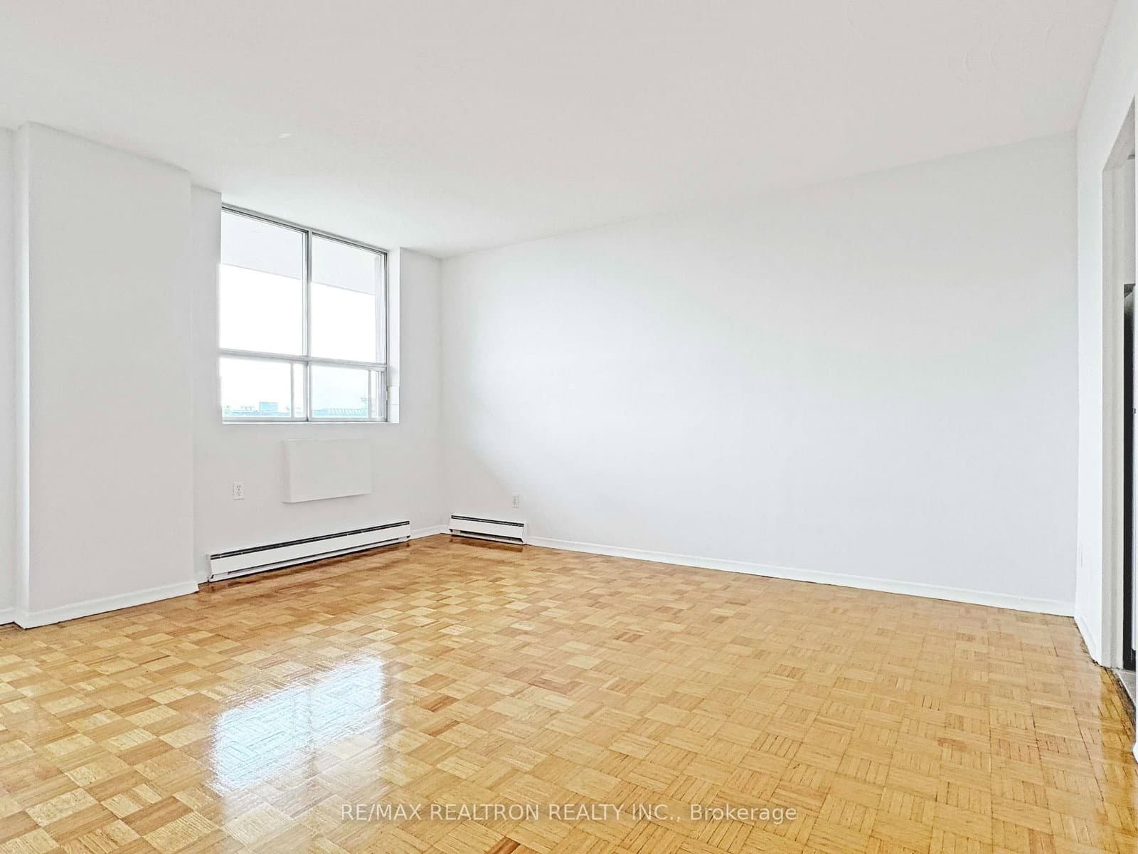 #900 - 525 Eglinton Avenue E