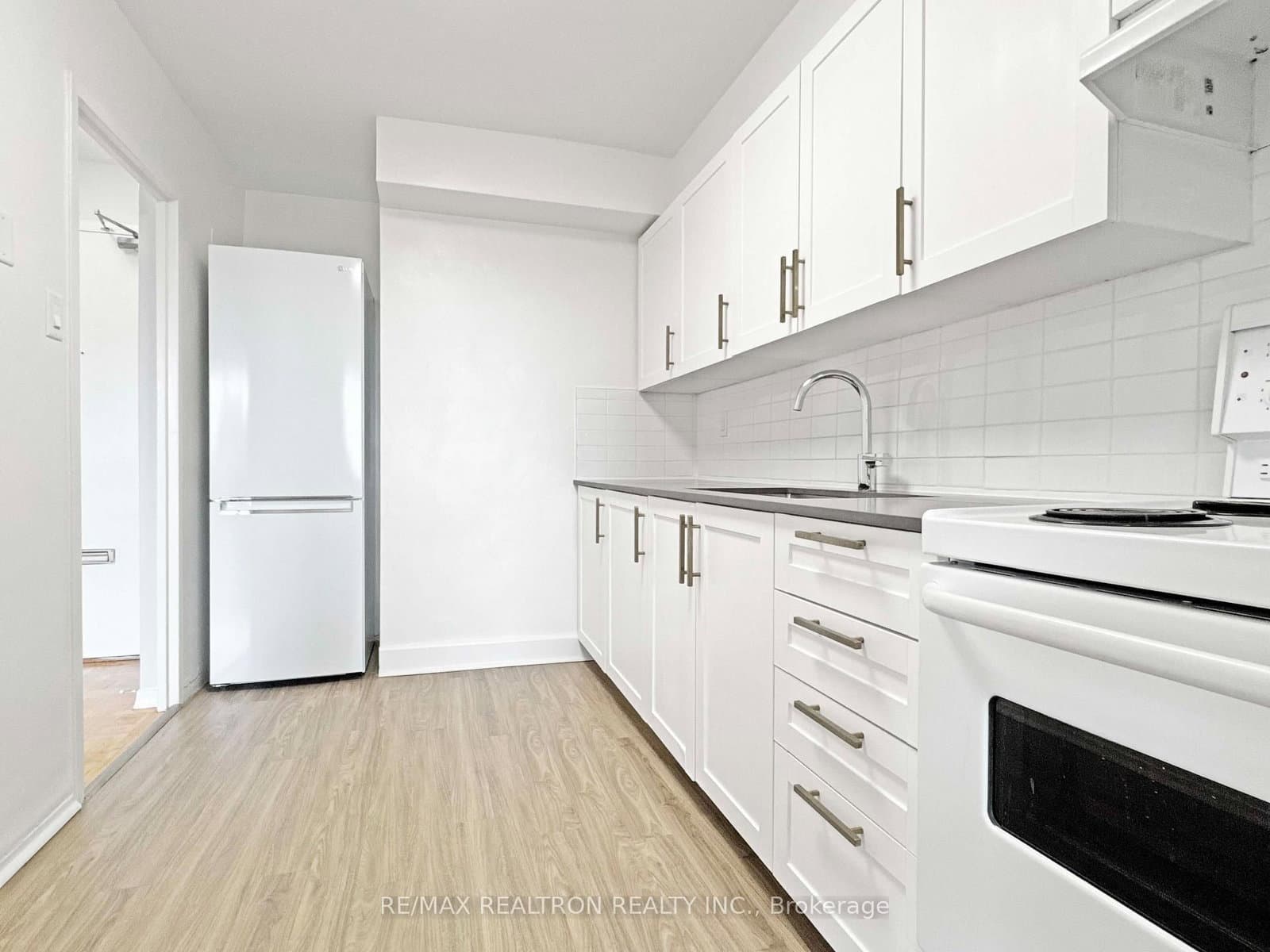 525 Eglinton Avenue E, Unit 804 - Image 4
