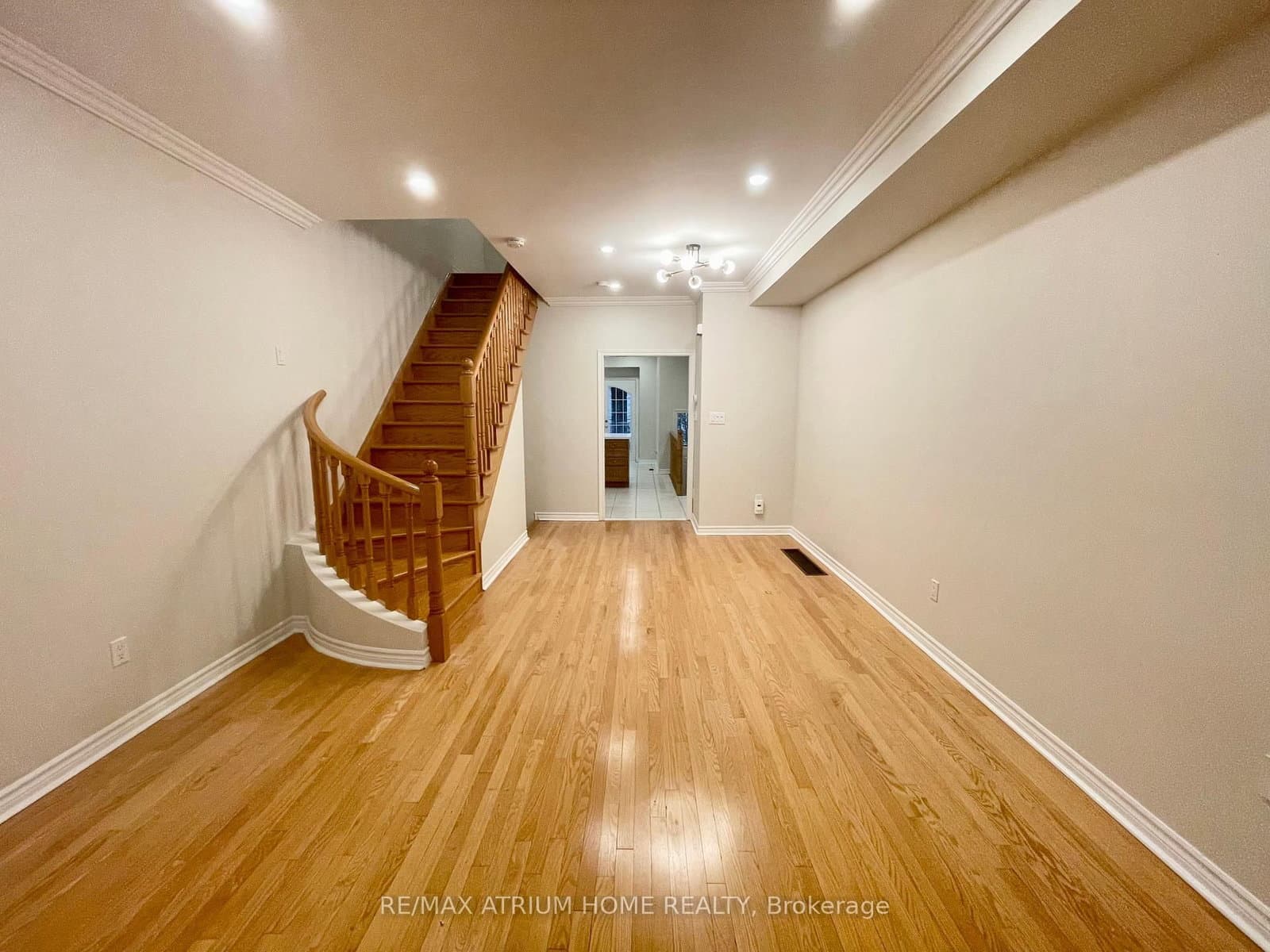 10 William Poole Way - Image 6