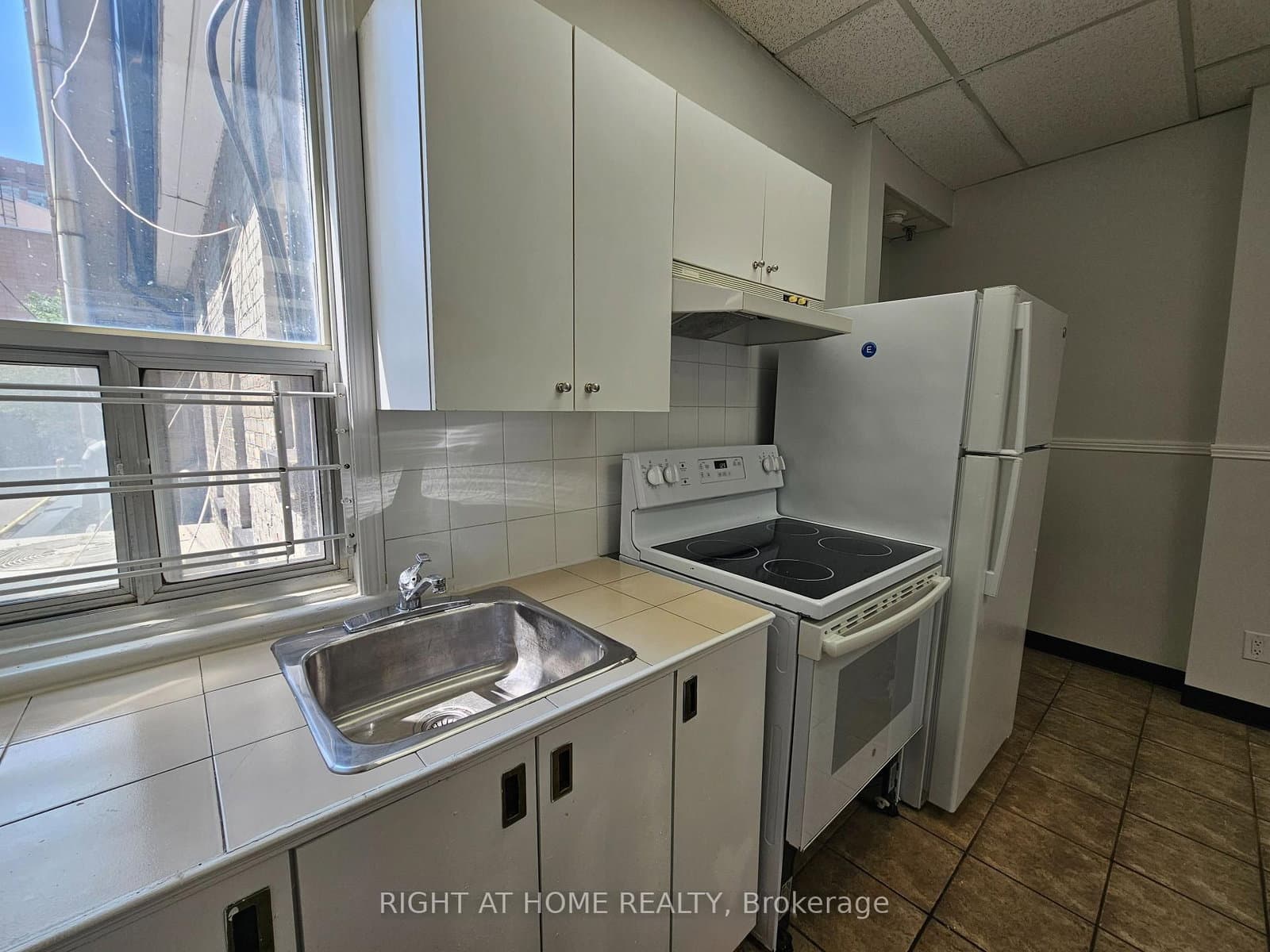 516 Yonge Street, Unit 2 - Image 5