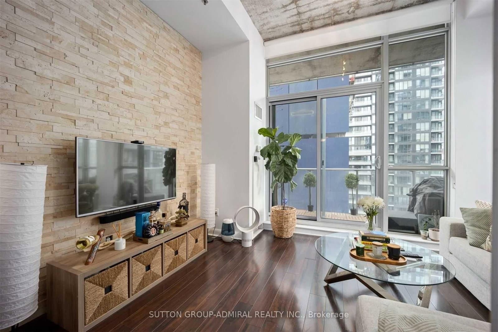 #1604 - 375 King Street W