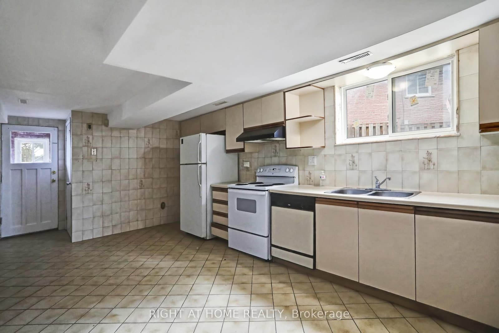 16 Kingsdown Drive, Unit Lower - Image 2