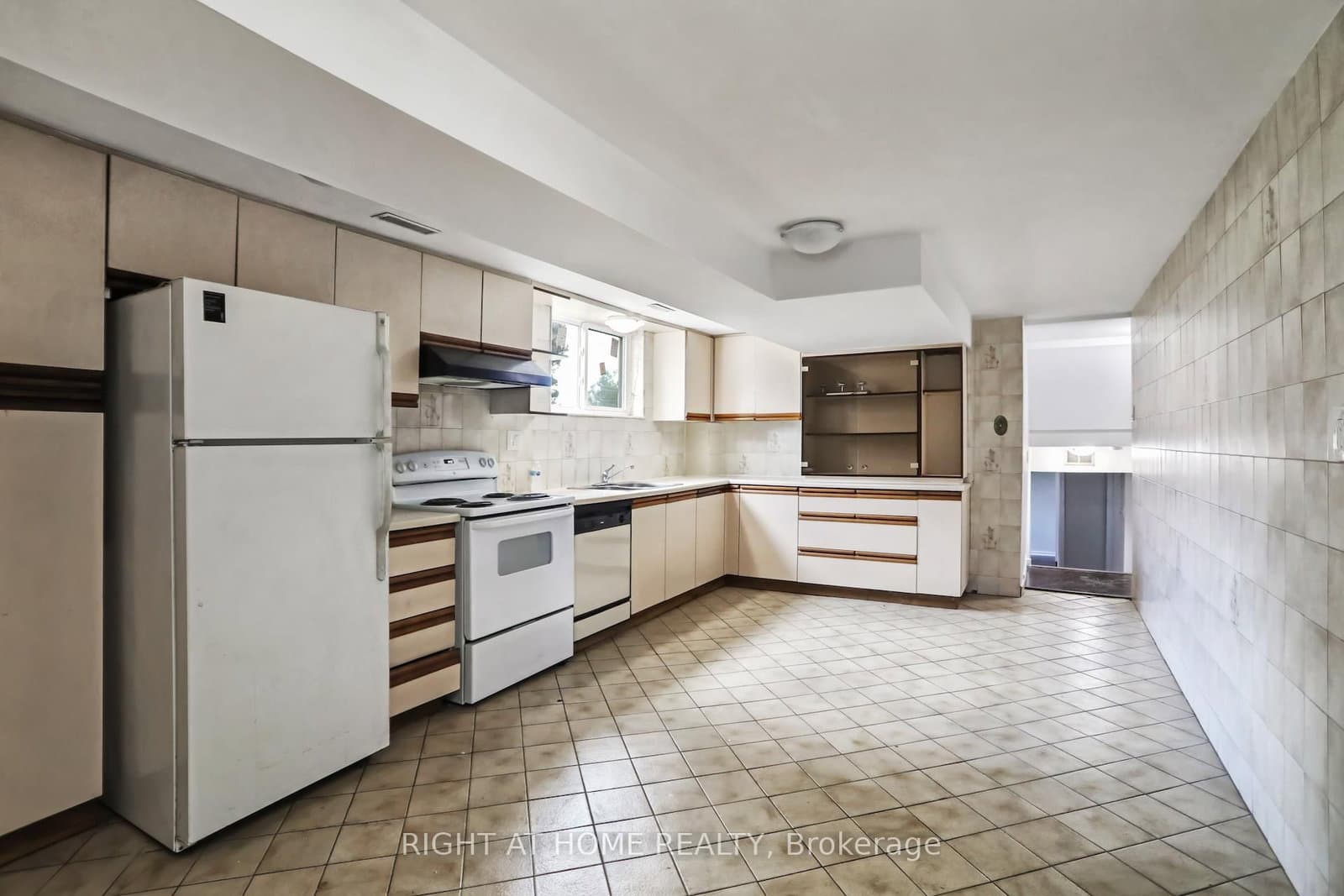 16 Kingsdown Drive, Unit Lower - Image 3
