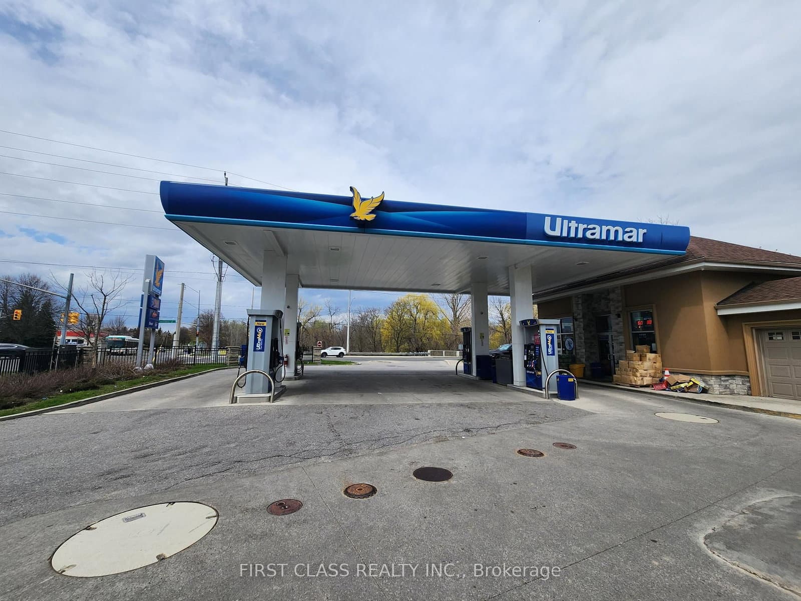 951 Dundas Street W - Image 1