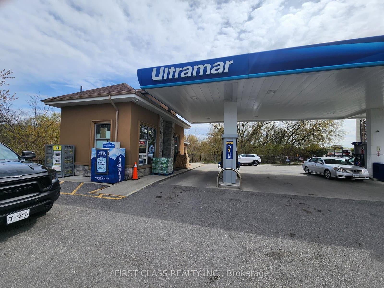 951 Dundas Street W - Image 5