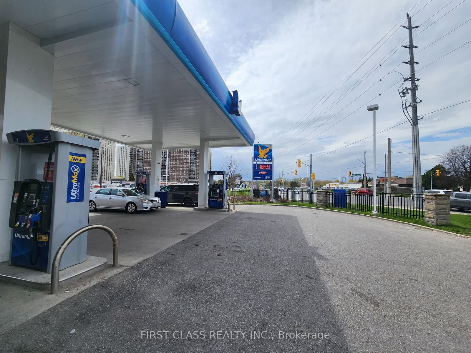 951 Dundas Street W - Image 6